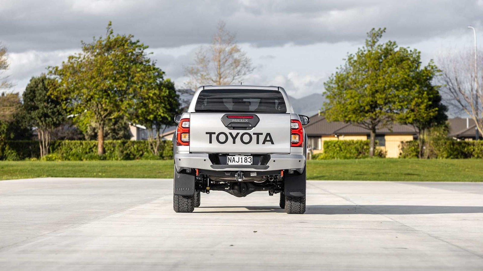 Toyota Hilux Mako bản đặc biệt đối đầu Ranger Raptor